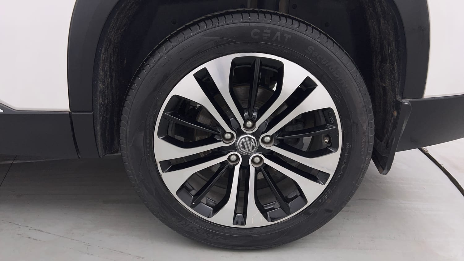 Used 2021 MG Motors Hector Plus Sharp 2.0 Diesel Turbo MT 6-STR Diesel Manual tyres LEFT REAR TYRE RIM VIEW