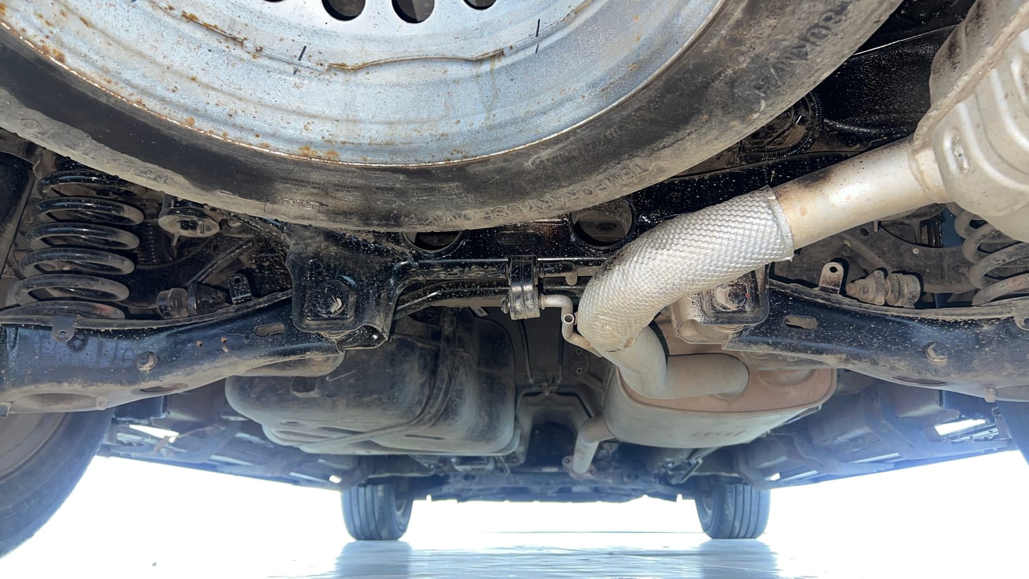 Used 2022 Mahindra XUV700 AX 5 Petrol MT 7 STR Petrol Manual extra REAR UNDERBODY VIEW (TAKEN FROM REAR)
