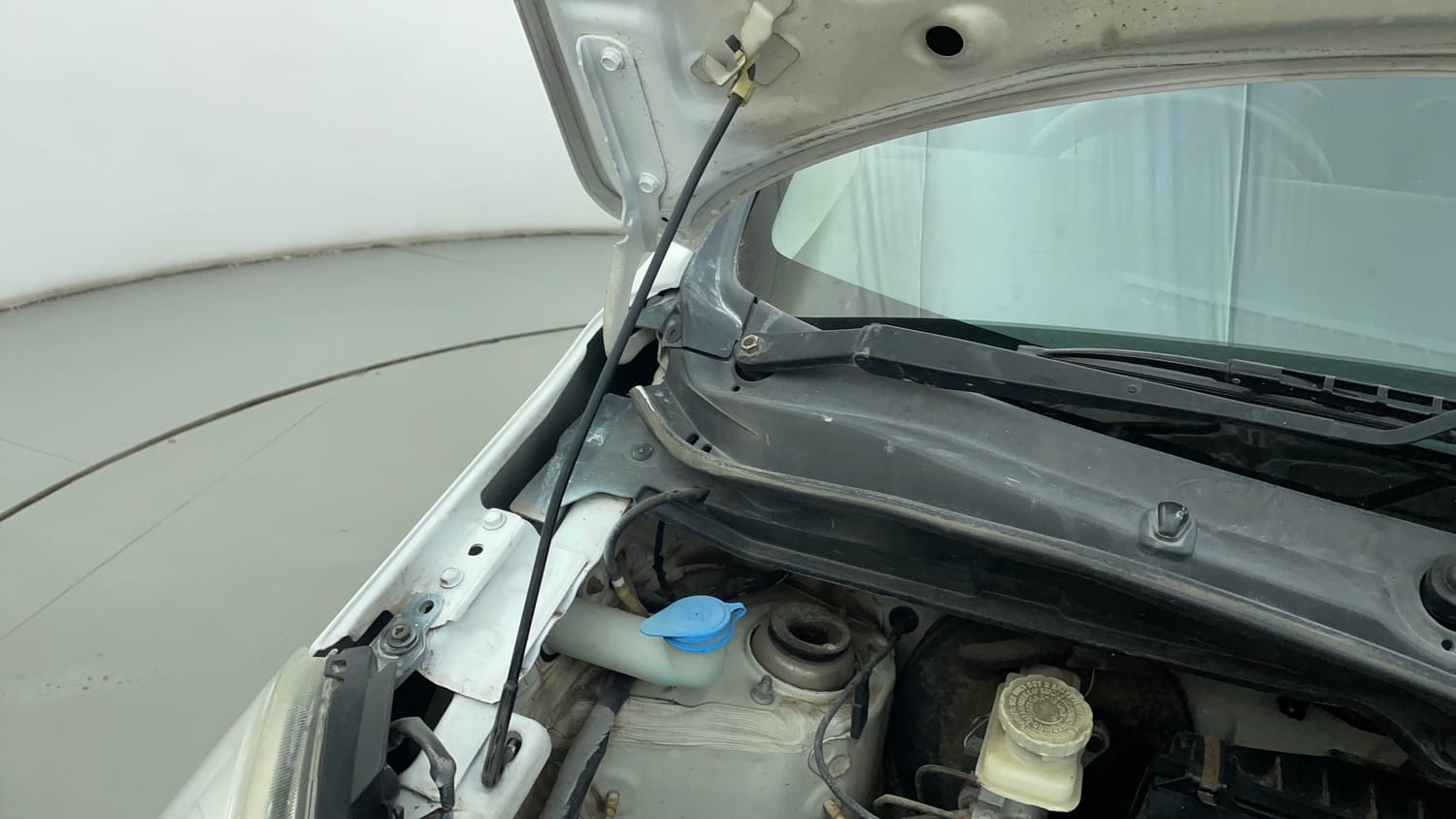 Used 2013 Maruti Suzuki Wagon R LXI Petrol Manual engine ENGINE RIGHT SIDE HINGE & APRON VIEW