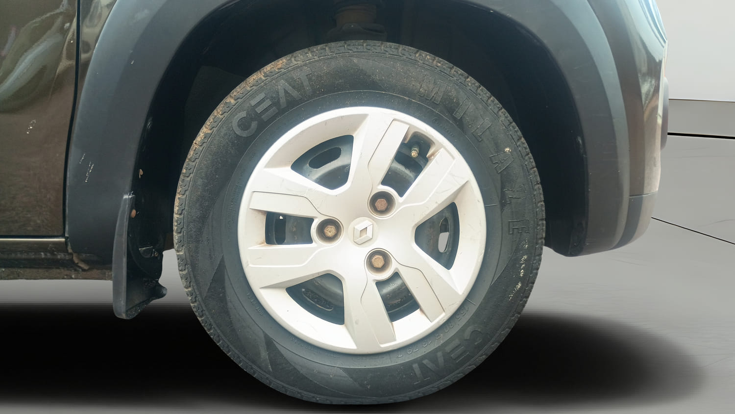 Used 2019 Renault Kwid RXT Opt Petrol Manual tyres RIGHT FRONT TYRE RIM VIEW