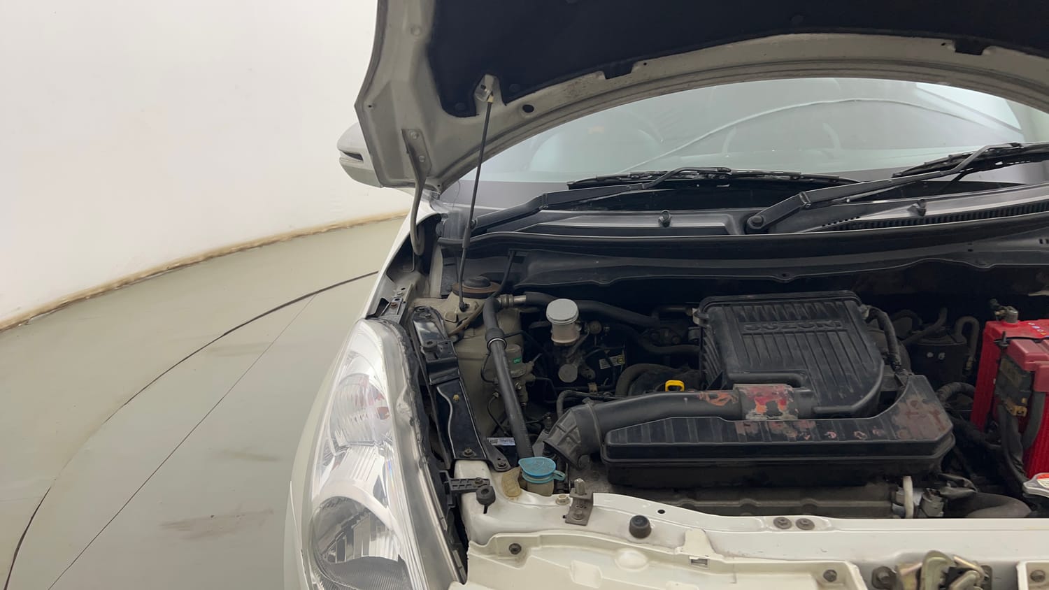 Used 2013 Maruti Suzuki Swift VXi Petrol Manual engine ENGINE RIGHT SIDE HINGE & APRON VIEW