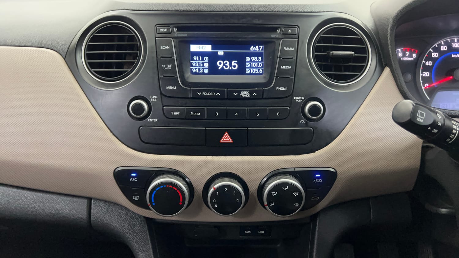 Used 2013 Hyundai Grand i10 Asta 1.2 Kappa VTVT (O) Petrol Manual interior MUSIC SYSTEM & AC CONTROL VIEW