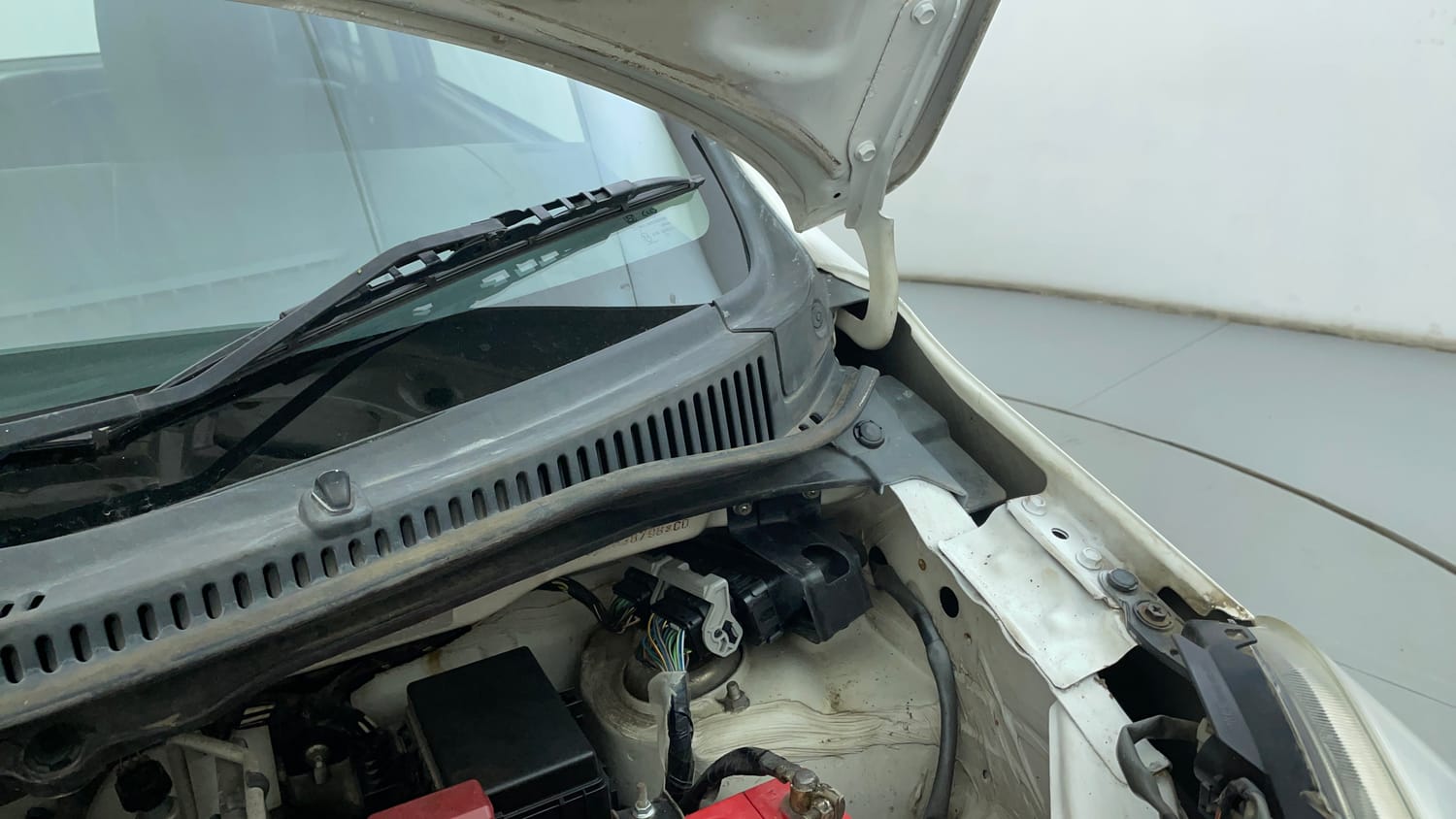 Used 2013 Maruti Suzuki Wagon R LXI Petrol Manual engine ENGINE LEFT SIDE HINGE & APRON VIEW