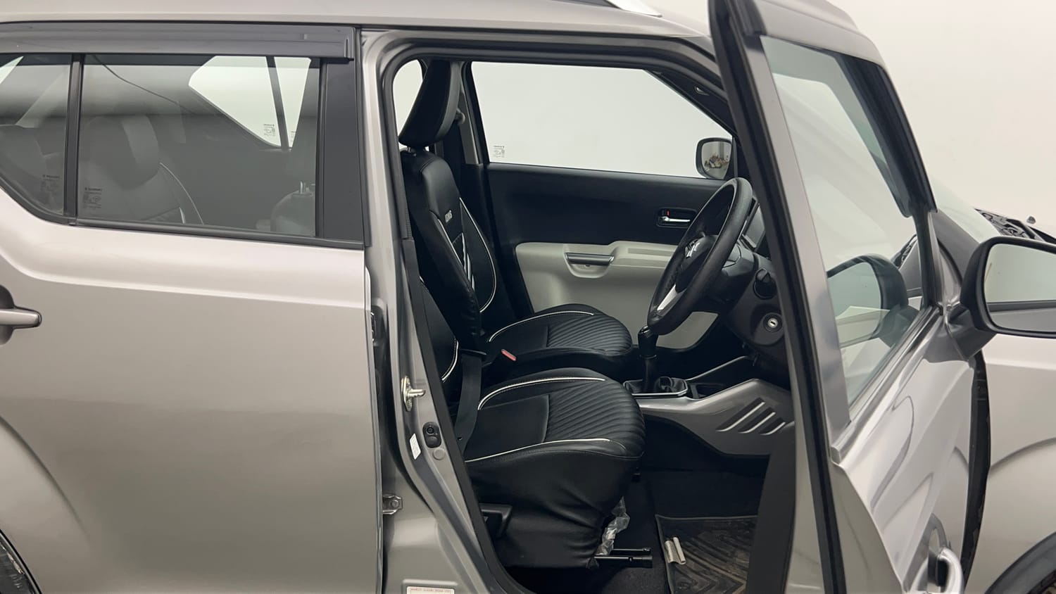 Used 2022 Maruti Suzuki Ignis Delta 1.2 MT Petrol Manual interior RIGHT SIDE FRONT DOOR CABIN VIEW