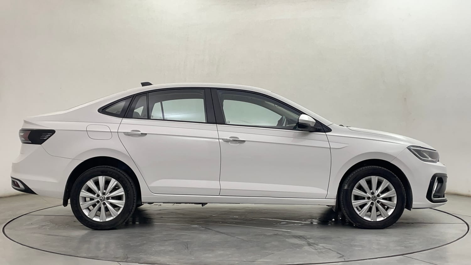 Used 2023 Volkswagen Virtus Highline 1.0 TSI MT Petrol Manual exterior RIGHT SIDE VIEW