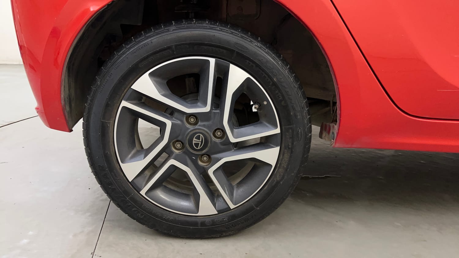 Used 2023 Tata Tiago XZA Plus Petrol Automatic tyres RIGHT REAR TYRE RIM VIEW