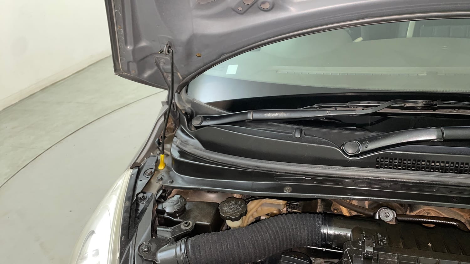 Used 2013 Hyundai i10 Magna 1.2 Kappa2 Petrol Manual engine ENGINE RIGHT SIDE HINGE & APRON VIEW