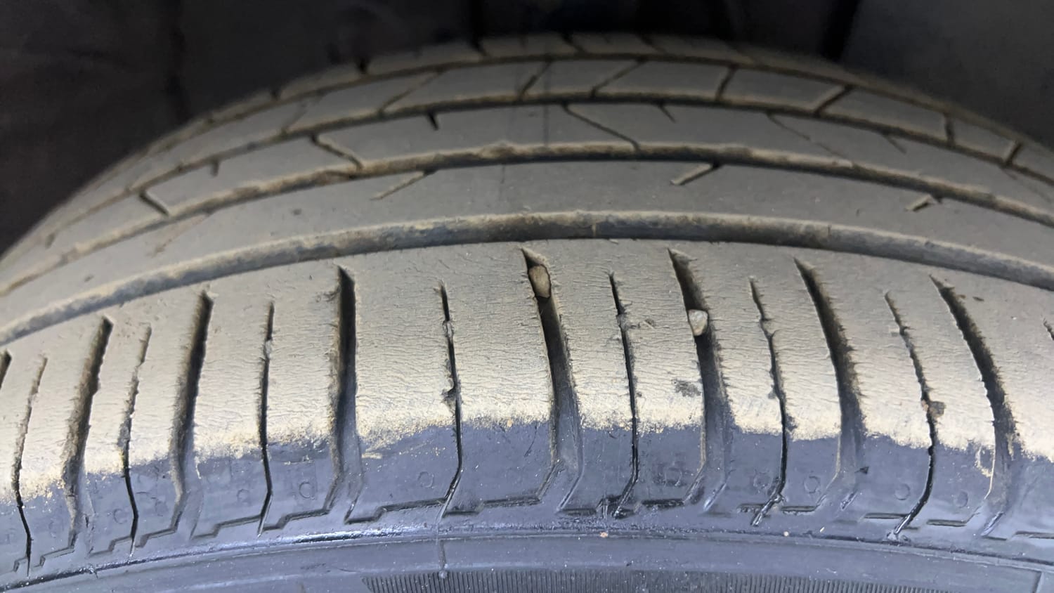 Used 2022 Hyundai Venue SX (O) 1.5 CRDi Diesel Manual tyres RIGHT FRONT TYRE TREAD VIEW