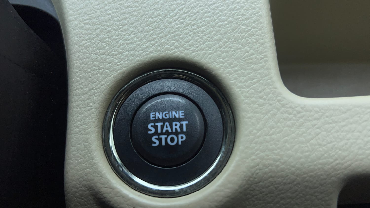 Used 2017 Maruti Suzuki Ciaz ZXI+ Petrol Manual top_features Keyless start