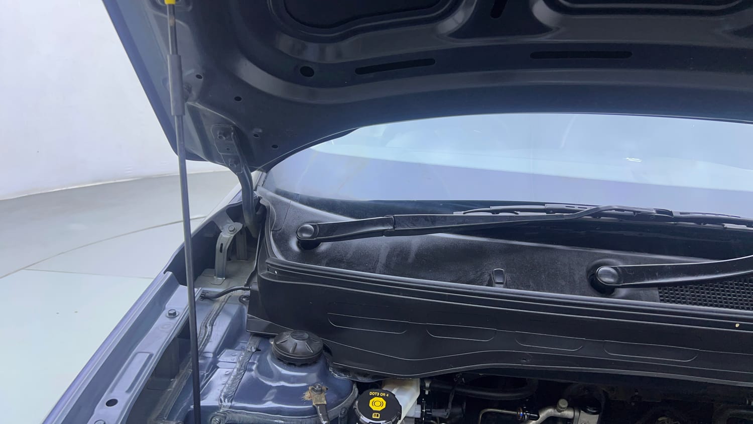 Used 2019 Hyundai Venue S 1.2 Petrol Petrol Manual engine ENGINE RIGHT SIDE HINGE & APRON VIEW