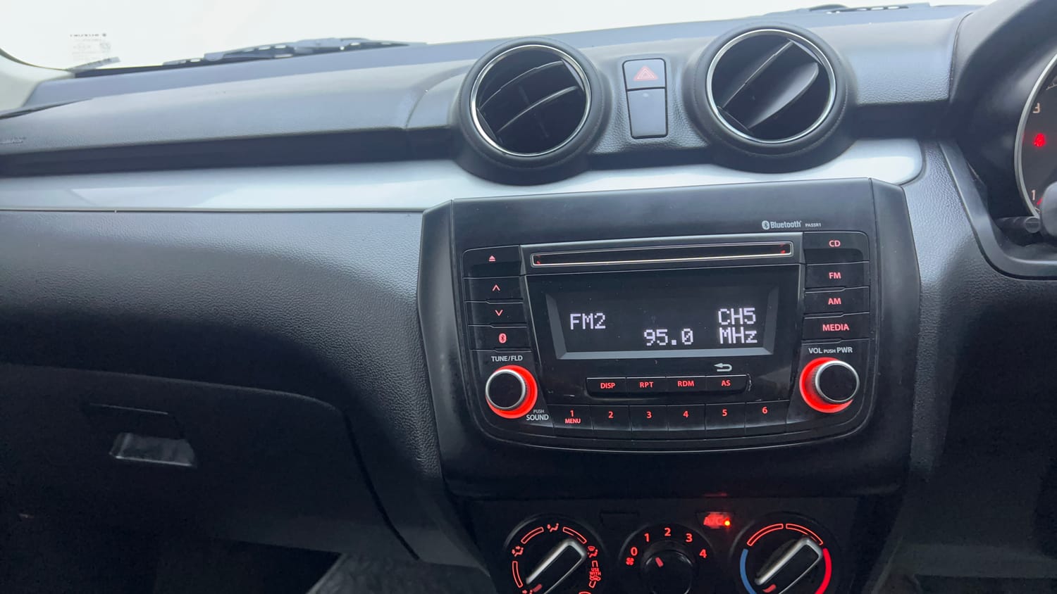 Used 2019 Maruti Suzuki Swift VDi Diesel Manual interior MUSIC SYSTEM & AC CONTROL VIEW