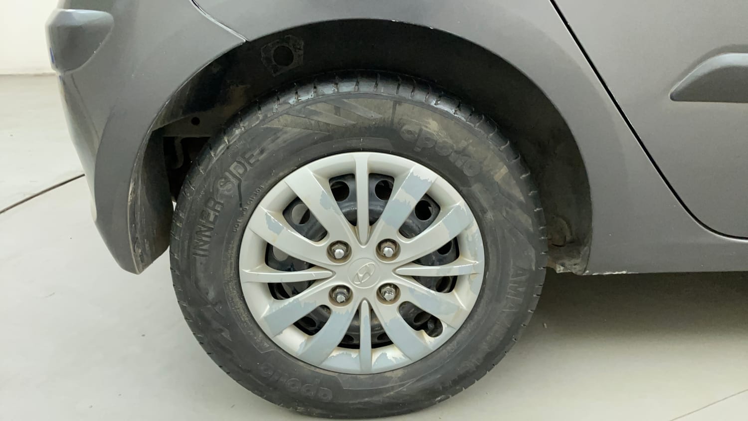 Used 2013 Hyundai i10 Magna 1.2 Kappa2 Petrol Manual tyres RIGHT REAR TYRE RIM VIEW