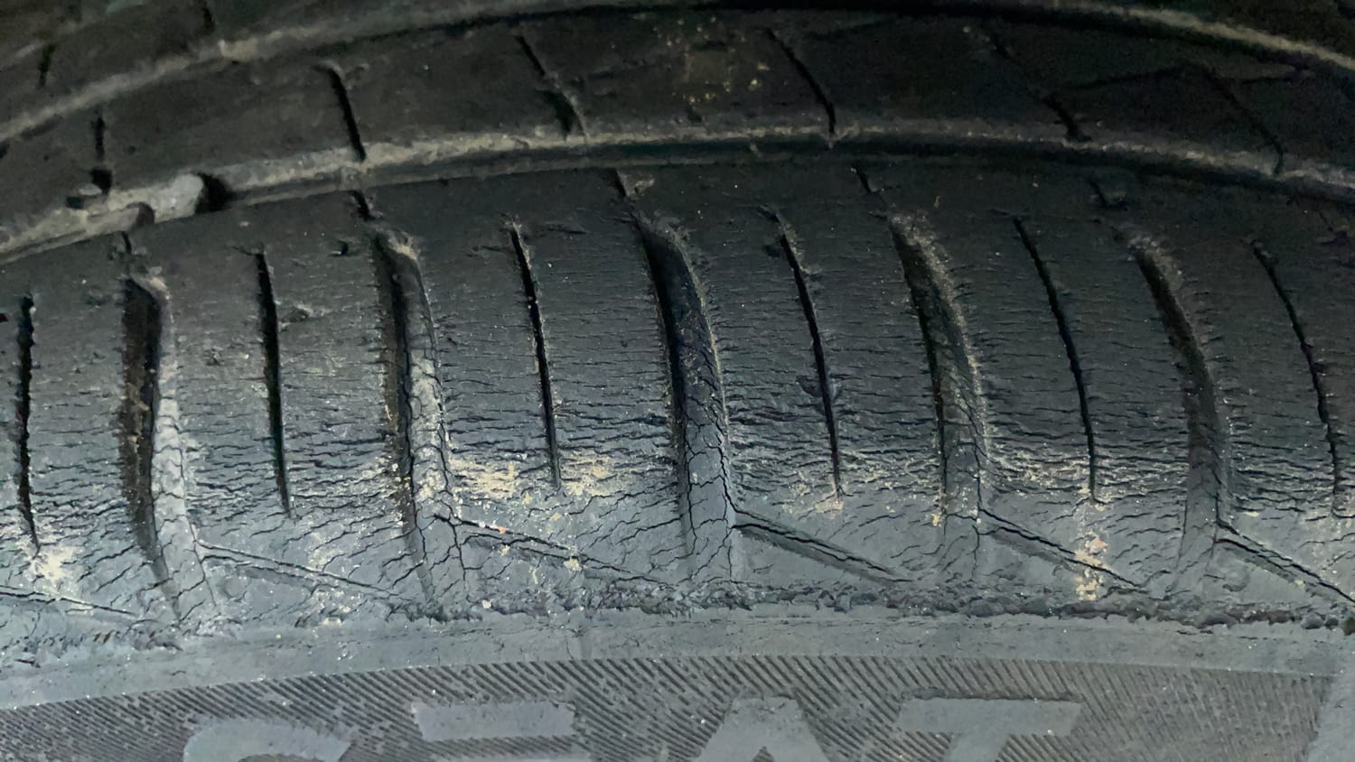Used 2023 Renault Kwid RXT 1.0 AMT Petrol Automatic tyres RIGHT FRONT TYRE TREAD VIEW