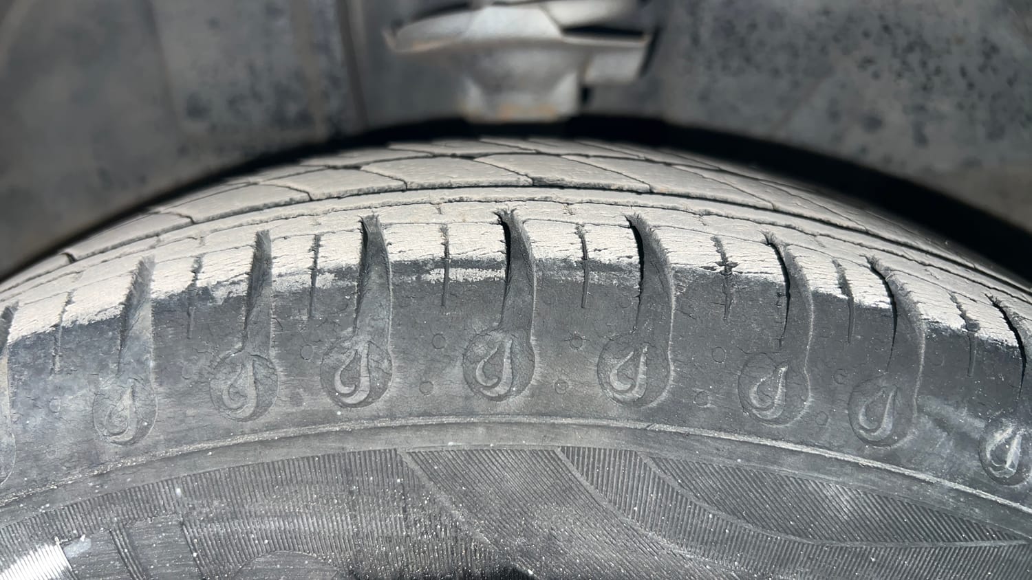 Used 2021 Datsun Redi-GO T(O) 1.0 AMT Petrol Automatic tyres LEFT FRONT TYRE TREAD VIEW