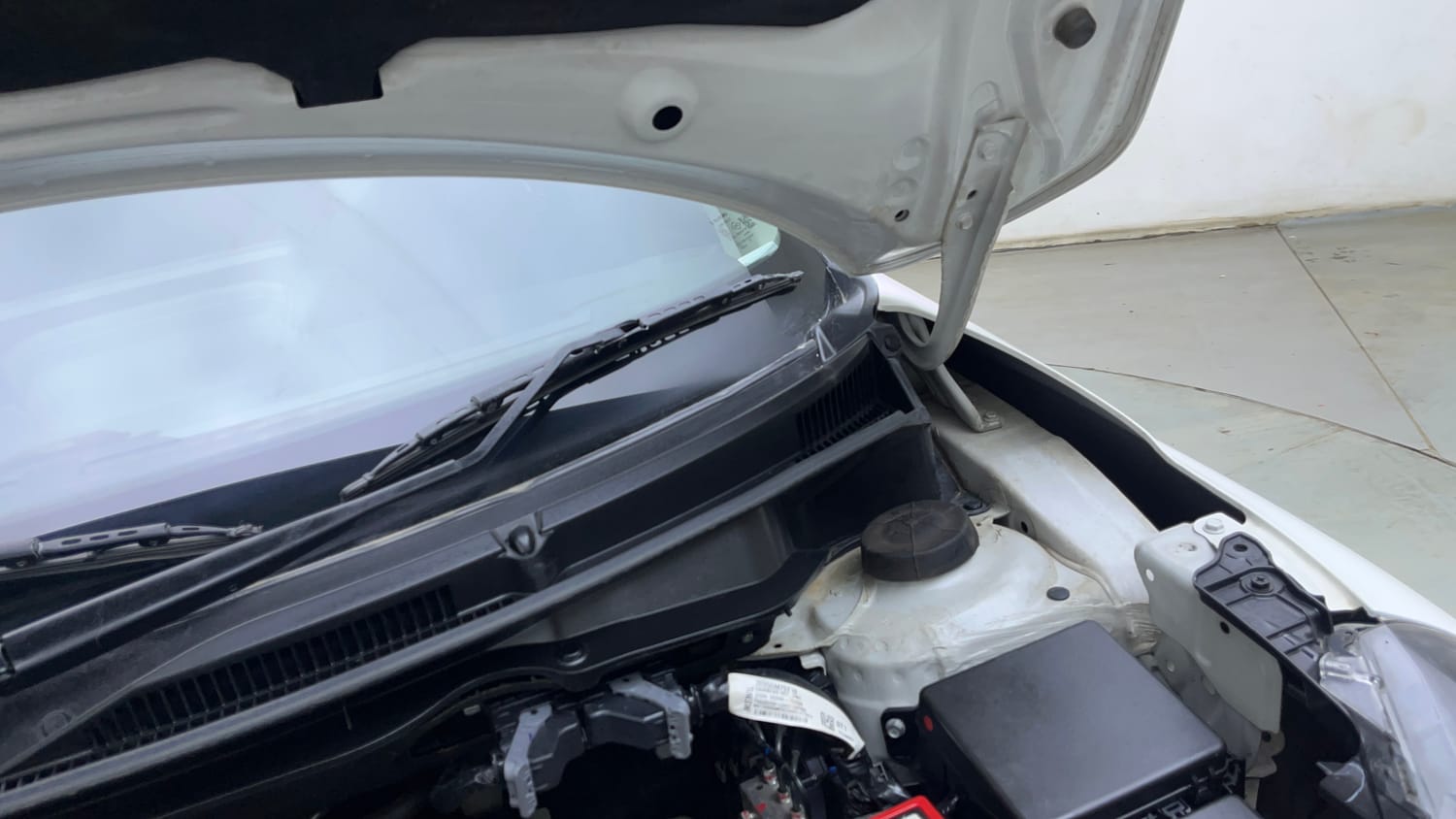 Used 2025 Maruti Suzuki Swift VXi (O) AMT Petrol Automatic engine ENGINE LEFT SIDE HINGE & APRON VIEW