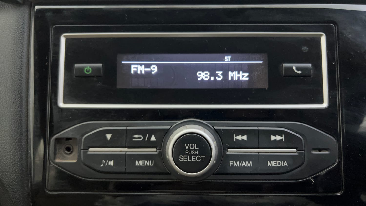 Used 2016 Honda Amaze 1.2 SX i-VTEC Petrol Manual top_features Integrated (in-dash) music system