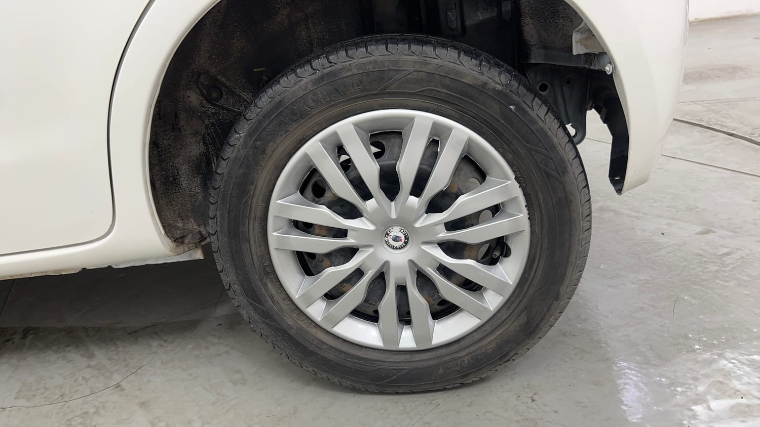 Used 2014 Toyota Etios Liva GD Diesel Manual tyres LEFT REAR TYRE RIM VIEW