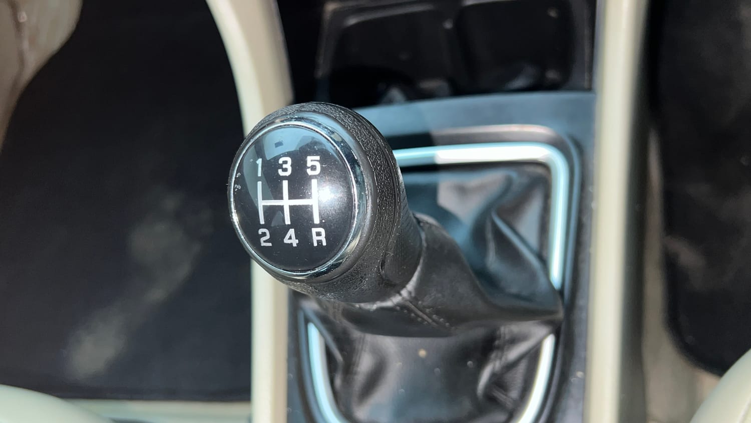 Used 2020 Maruti Suzuki Ciaz Alpha Hybrid 1.5 Petrol Manual interior GEAR  KNOB VIEW