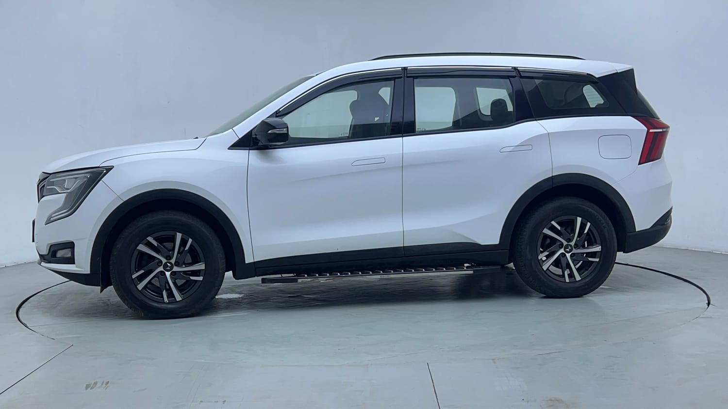 Used 2022 Mahindra XUV700 AX 5 Petrol MT 7 STR Petrol Manual exterior LEFT SIDE VIEW