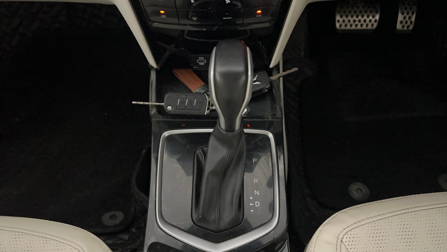 Used 2025 Mahindra XUV 3XO AX7 1.2 Petrol AT Petrol Automatic interior GEAR  KNOB VIEW