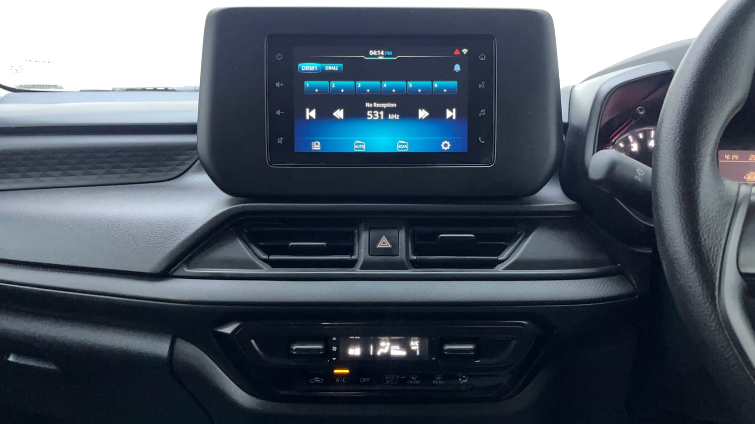 Used 2025 Maruti Suzuki Swift VXi (O) AMT Petrol Automatic interior MUSIC SYSTEM & AC CONTROL VIEW