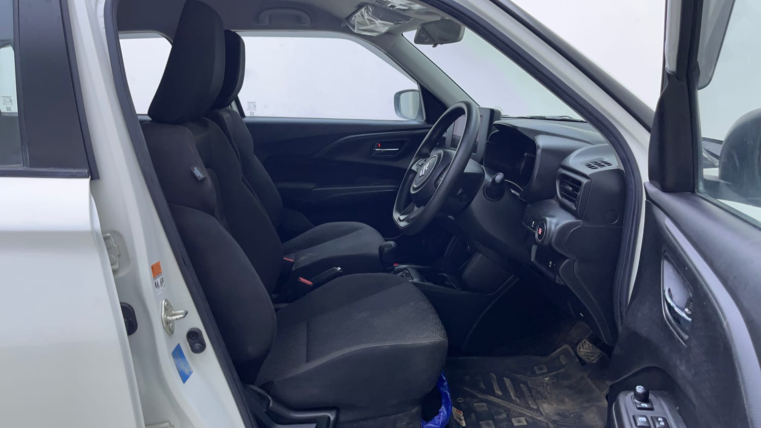 Used 2025 Maruti Suzuki Swift VXi (O) AMT Petrol Automatic interior RIGHT SIDE FRONT DOOR CABIN VIEW