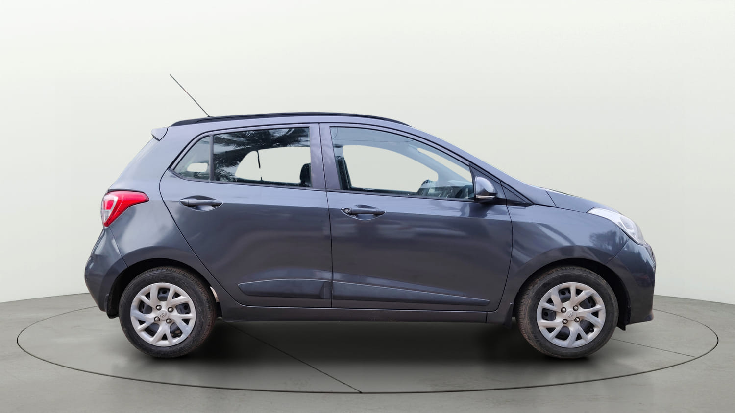 Used 2017 Hyundai Grand i10 Sportz (O) 1.2 Kappa VTVT Petrol Manual exterior RIGHT SIDE VIEW