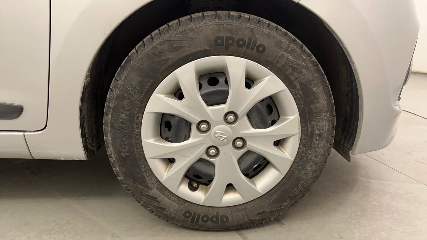 Used 2014 Hyundai Grand i10 Sportz 1.2 Kappa VTVT Petrol Manual tyres RIGHT FRONT TYRE RIM VIEW