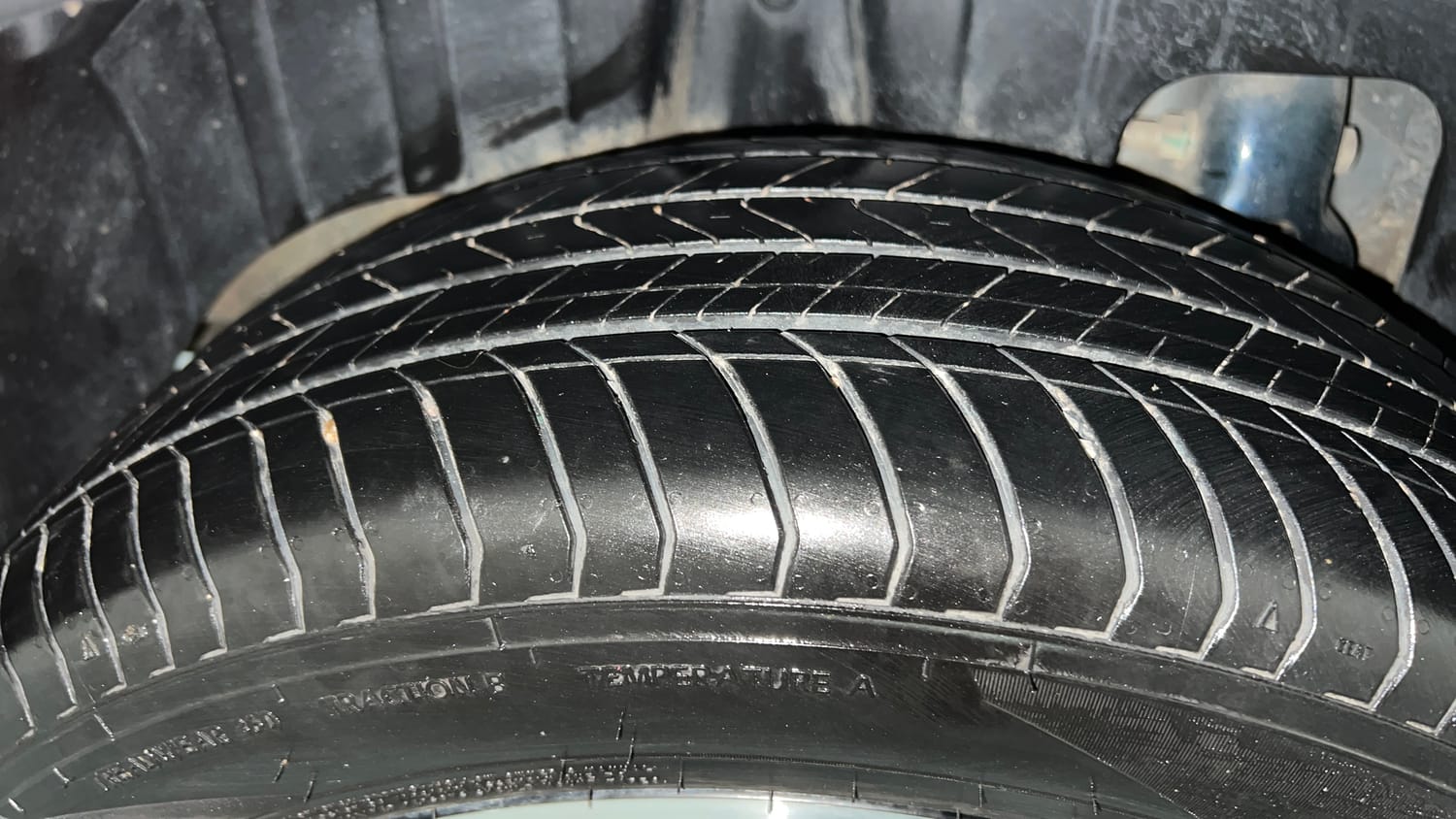 Used 2025 Mahindra XUV 3XO AX7 1.2 Petrol AT Petrol Automatic tyres RIGHT REAR TYRE TREAD VIEW