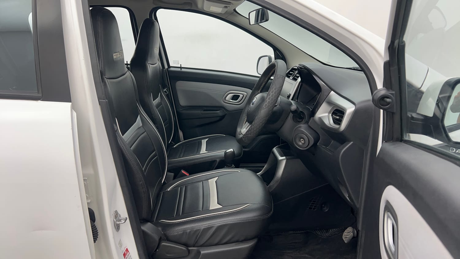Used 2021 Datsun Redi-GO T(O) 1.0 AMT Petrol Automatic interior RIGHT SIDE FRONT DOOR CABIN VIEW