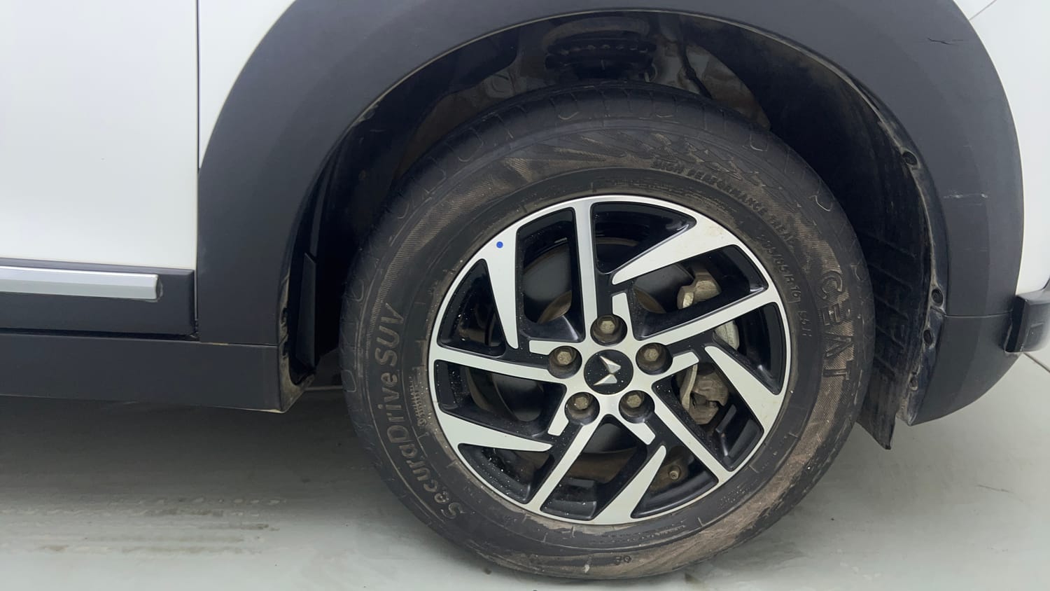 Used 2025 Mahindra XUV 3XO AX5 1.2 Petrol Petrol Manual tyres RIGHT FRONT TYRE RIM VIEW