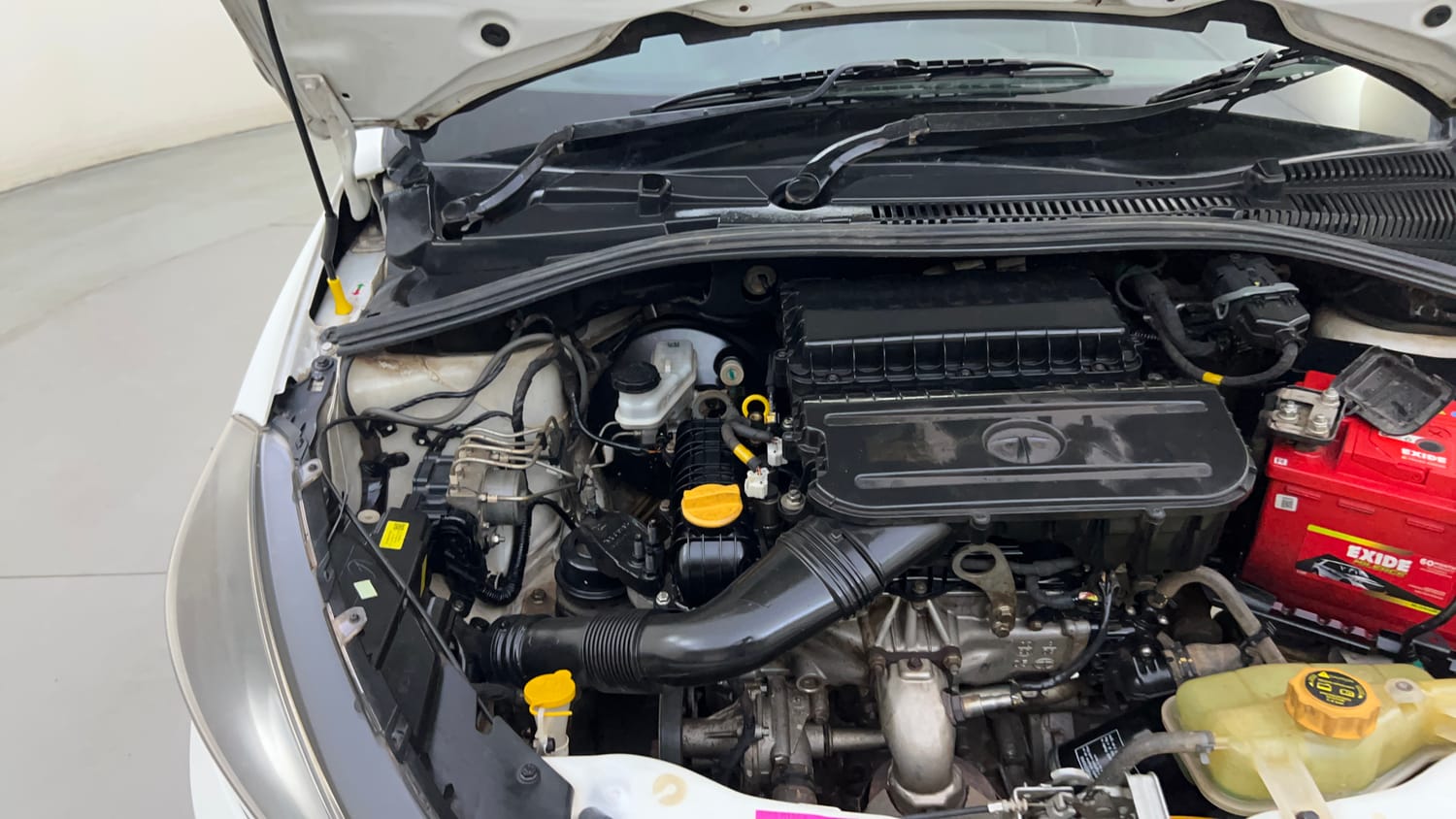Used 2020 Tata Tiago XZA Plus Dual Tone Petrol Automatic engine ENGINE RIGHT SIDE HINGE & APRON VIEW