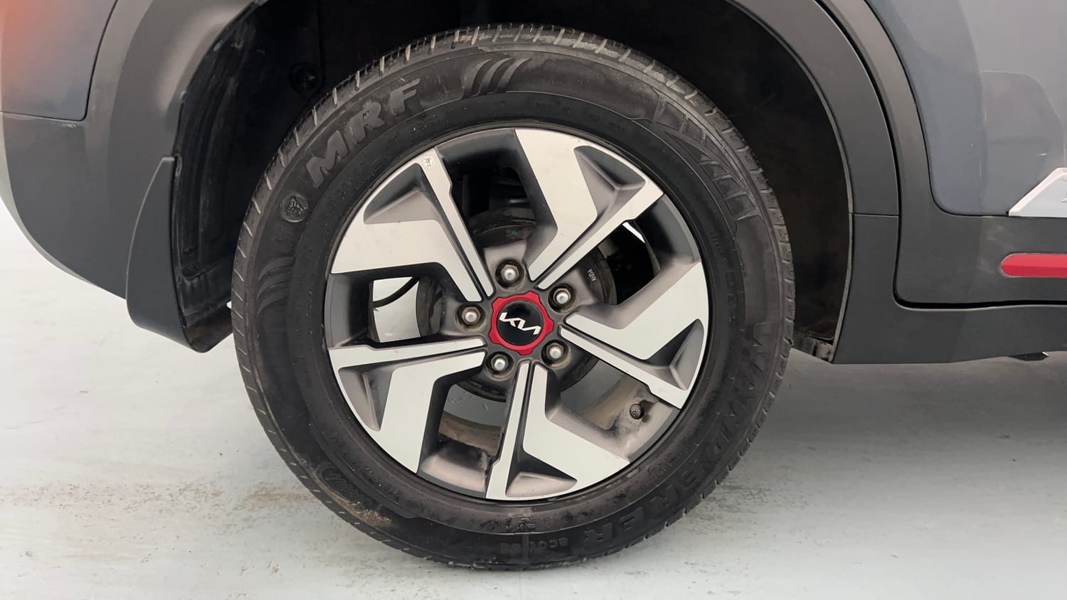 Used 2021 Kia Sonet GTX Plus 1.0 DCT Petrol Automatic tyres RIGHT REAR TYRE RIM VIEW