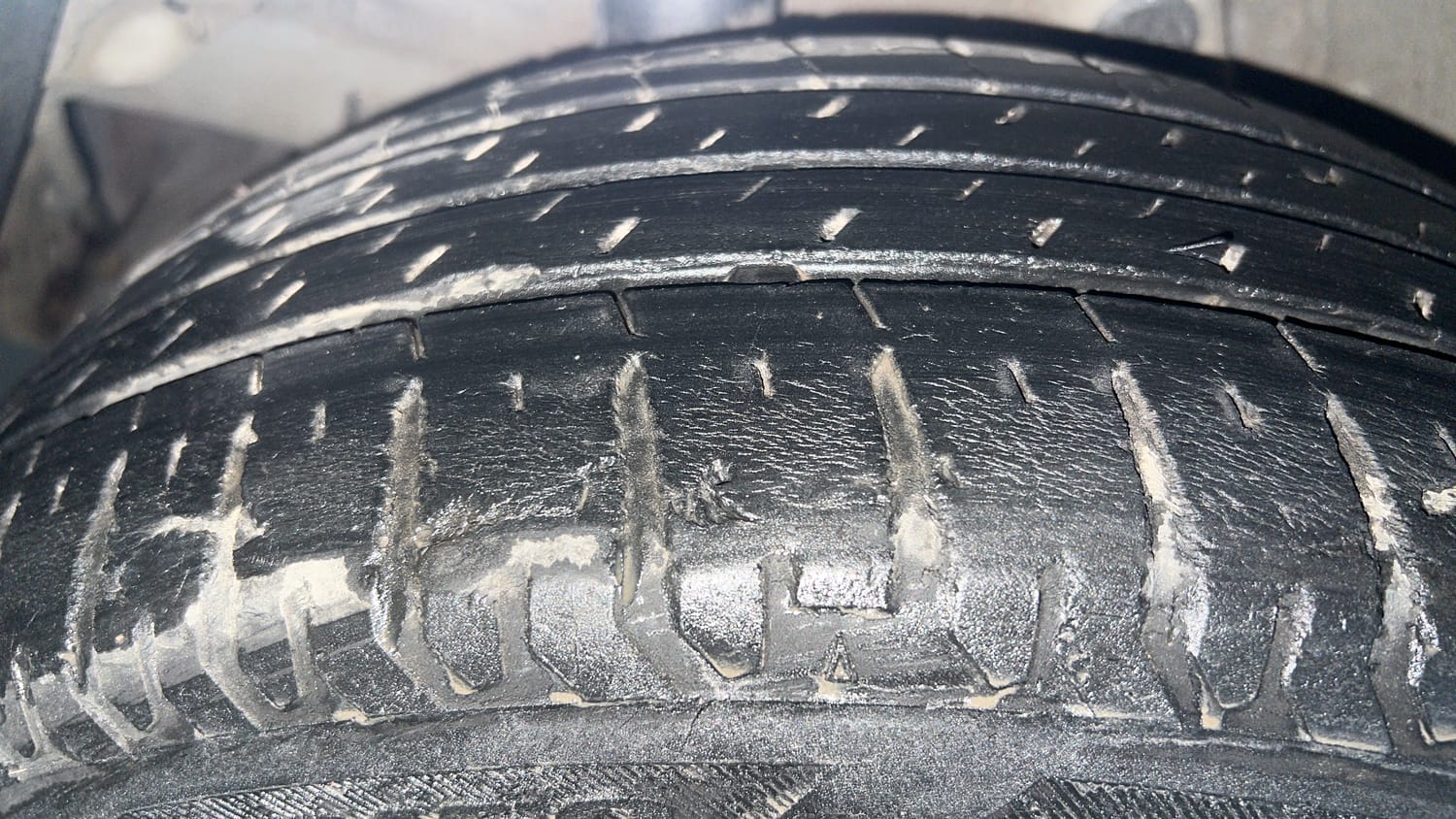 Used 2017 Hyundai Verna SX (O) 1.6 VTVT AT Petrol Automatic tyres RIGHT REAR TYRE TREAD VIEW