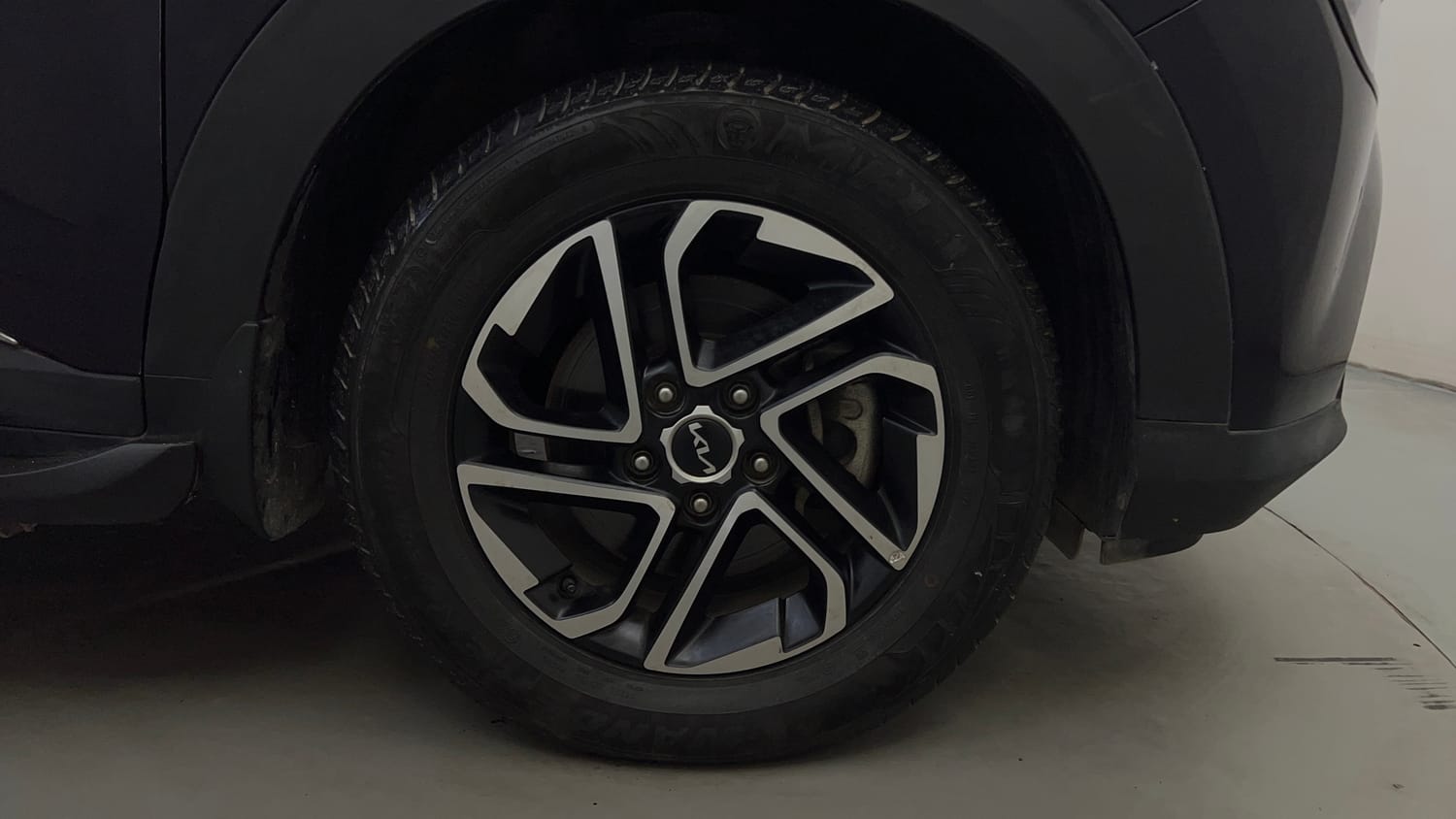 Used 2022 Kia Carens Prestige Plus 1.4 Petrol MT 7 STR Petrol Manual tyres RIGHT FRONT TYRE RIM VIEW