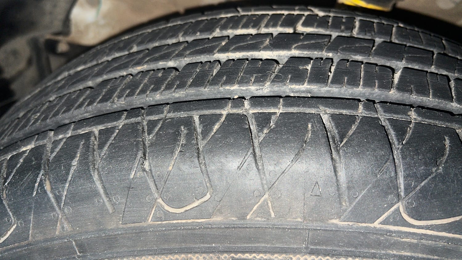 Used 2025 Mahindra XUV 3XO AX5 1.2 Petrol Petrol Manual tyres LEFT FRONT TYRE TREAD VIEW