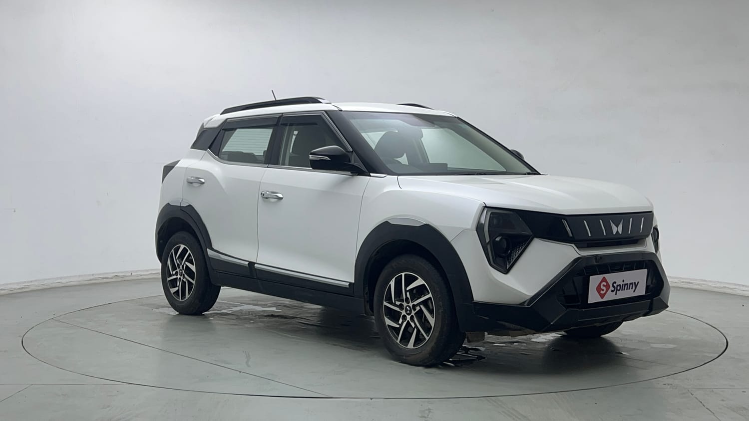 Used 2025 Mahindra XUV 3XO AX5 1.2 Petrol Petrol Manual exterior RIGHT FRONT CORNER VIEW