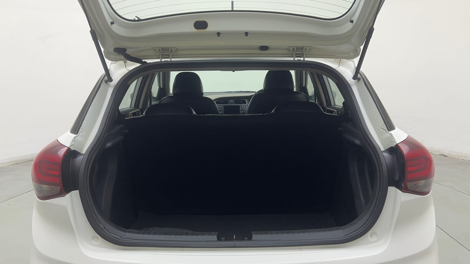 Used 2019 Hyundai Elite i20 Sportz Plus 1.2 Petrol Manual interior DICKY INSIDE VIEW
