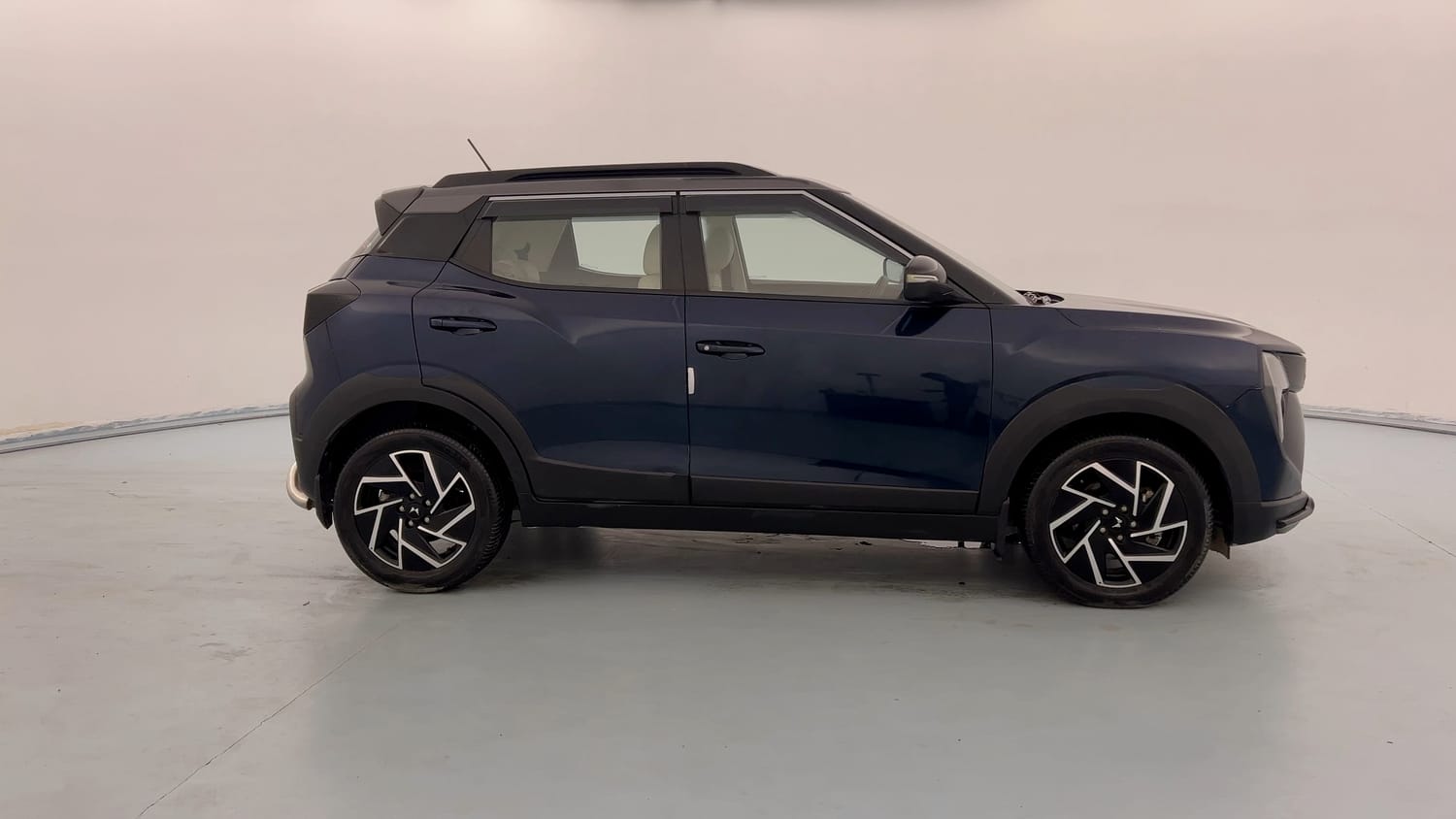 Used 2025 Mahindra XUV 3XO AX7 1.2 Petrol AT Petrol Automatic exterior RIGHT SIDE VIEW