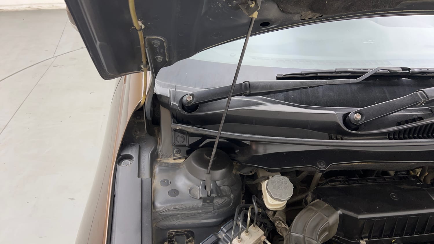 Used 2020 Maruti Suzuki Ciaz Alpha Hybrid 1.5 Petrol Manual engine ENGINE RIGHT SIDE HINGE & APRON VIEW