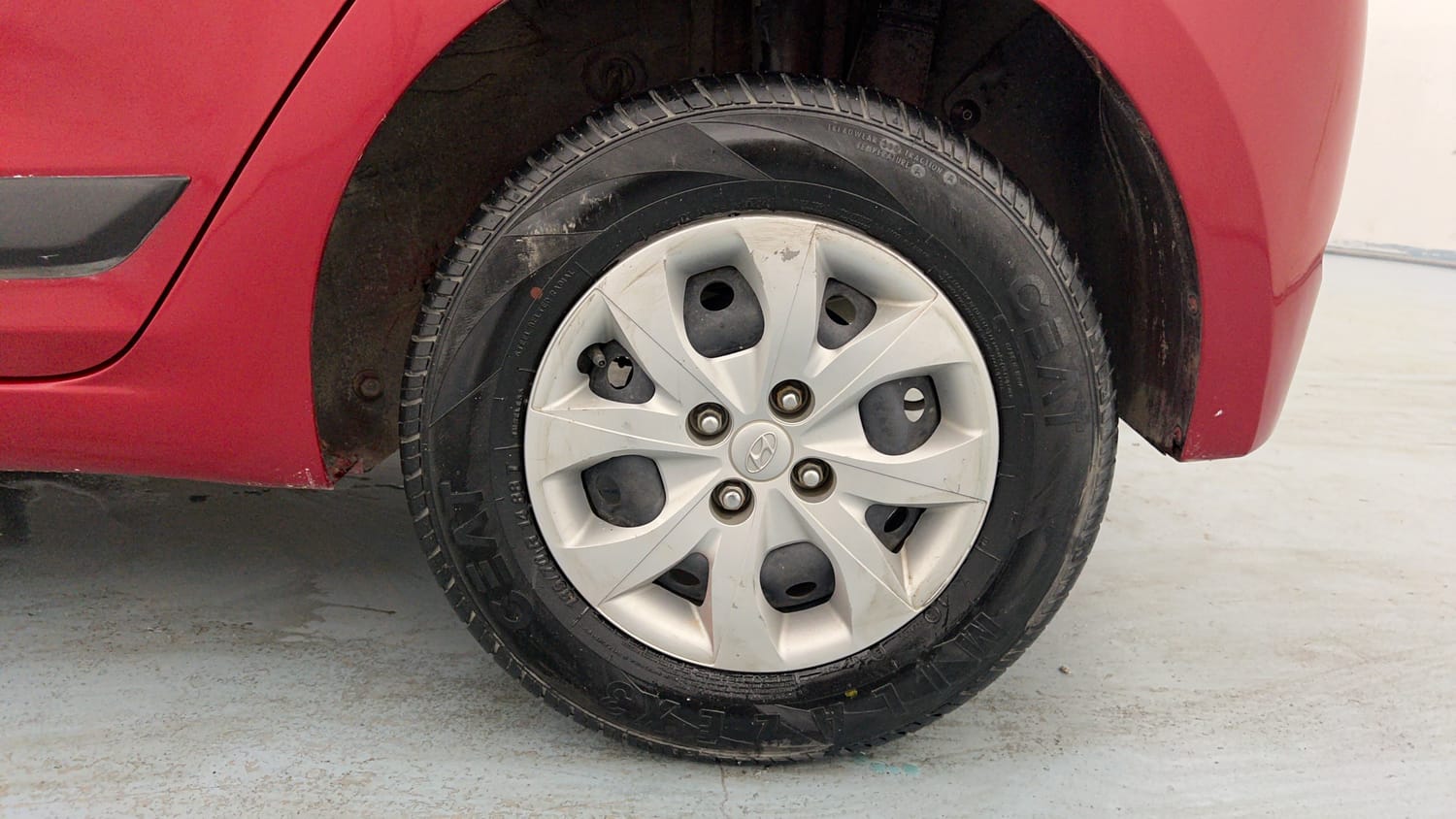 Used 2016 Hyundai Elite i20 Sportz 1.2 Petrol Manual tyres LEFT REAR TYRE RIM VIEW