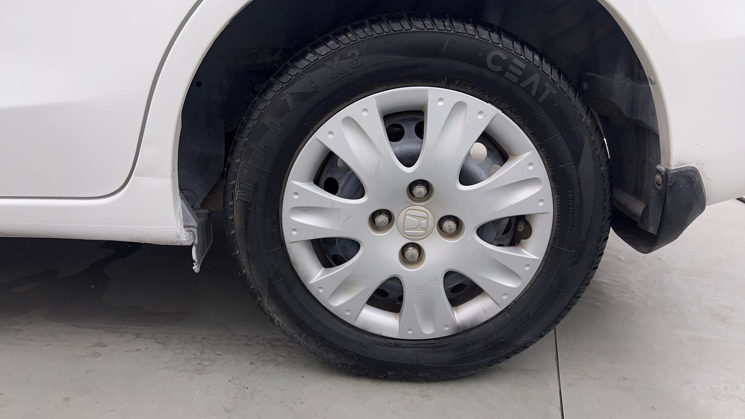 Used 2016 Honda Amaze 1.2 S i-VTEC Petrol Manual tyres LEFT REAR TYRE RIM VIEW