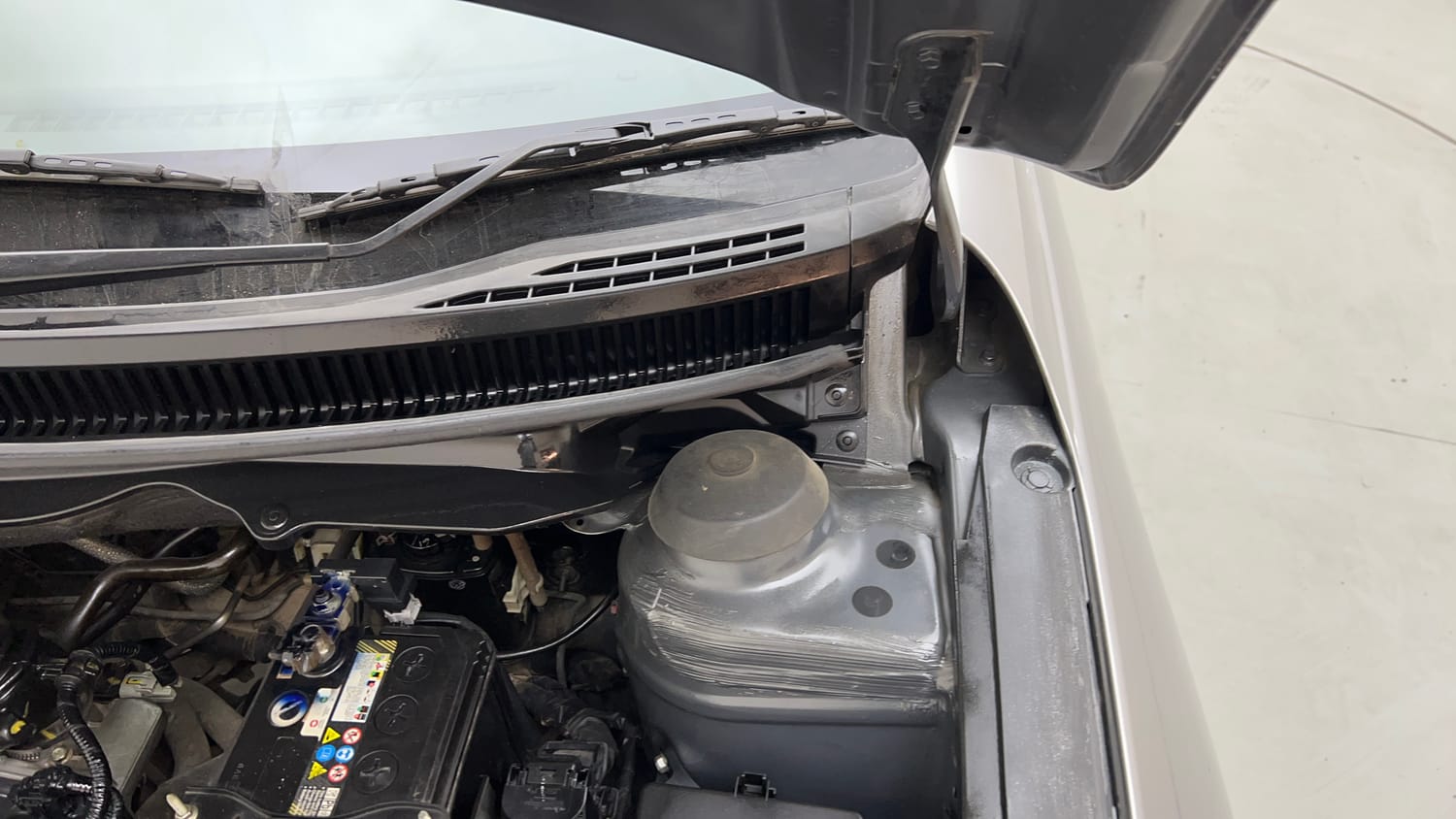 Used 2018 Maruti Suzuki Ciaz Delta Hybrid 1.5 Petrol Manual engine ENGINE LEFT SIDE HINGE & APRON VIEW