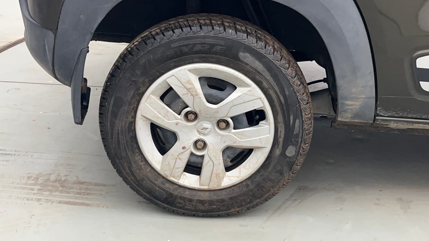 Used 2017 Renault Kwid 1.0 RXL Petrol Manual tyres RIGHT REAR TYRE RIM VIEW