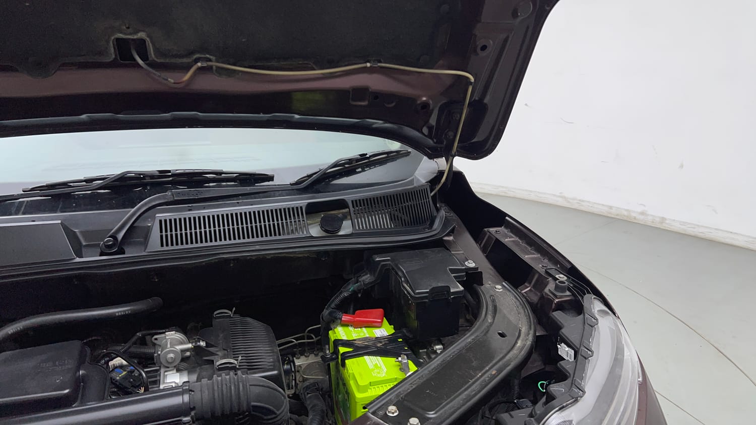 Used 2021 Renault Kiger RXT AMT Petrol Automatic engine ENGINE LEFT SIDE HINGE & APRON VIEW