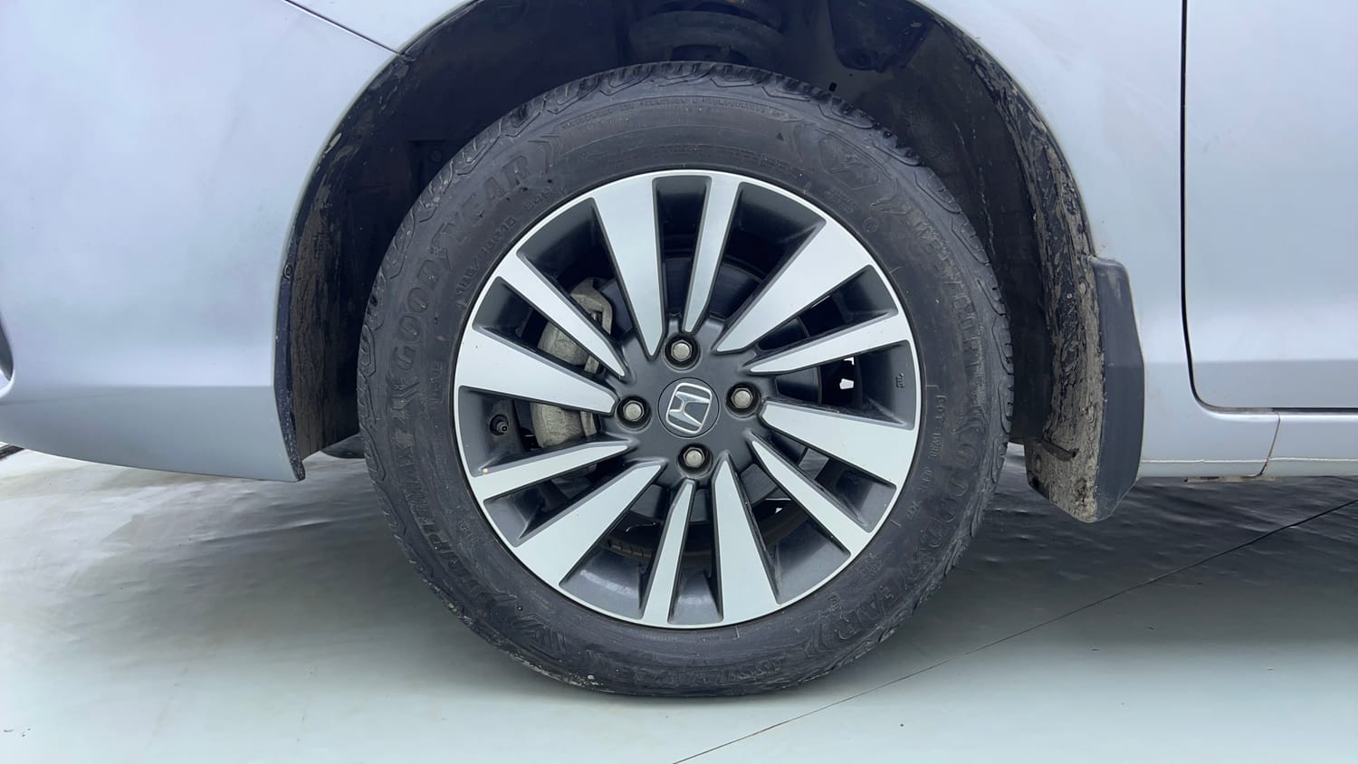 Used 2024 Honda City V Petrol CVT Petrol Automatic tyres LEFT FRONT TYRE RIM VIEW