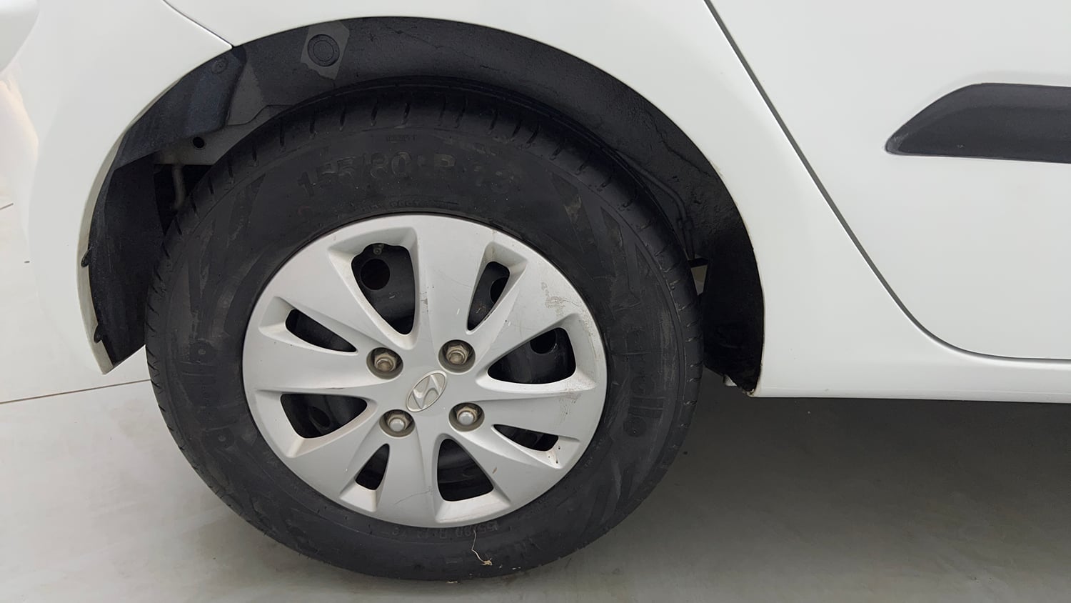 Used 2013 Hyundai i10 Magna 1.1 iRDE2 Petrol Manual tyres RIGHT REAR TYRE RIM VIEW