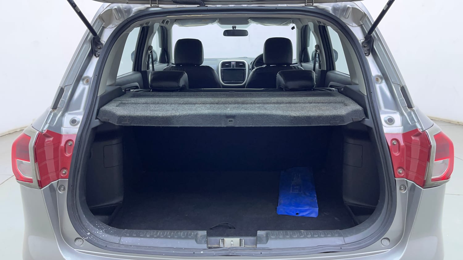 Used 2017 Maruti Suzuki Vitara Brezza VDi (O) Diesel Manual interior DICKY INSIDE VIEW