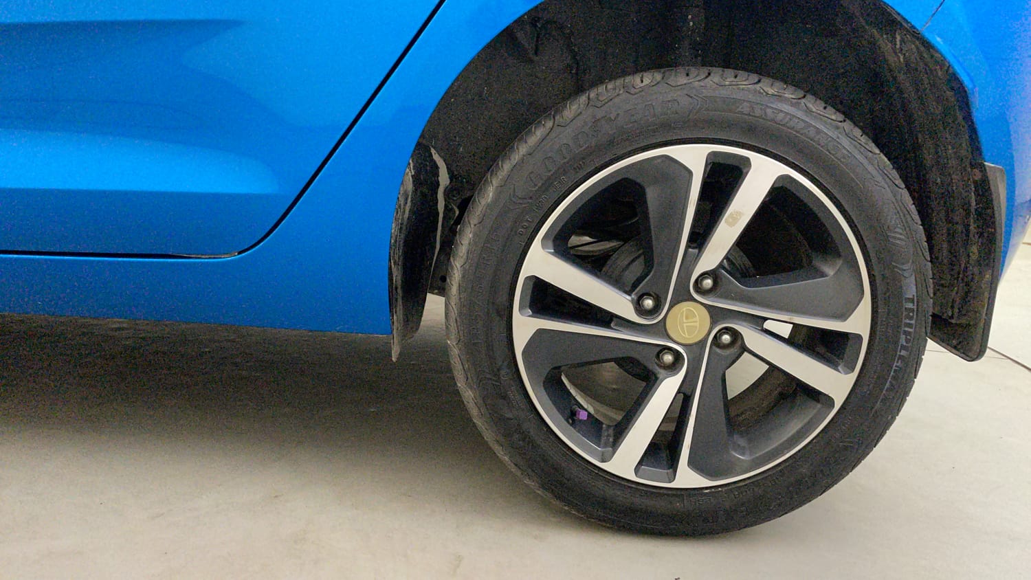 Used 2022 Tata Altroz XZ Plus Petrol Petrol Manual tyres LEFT REAR TYRE RIM VIEW