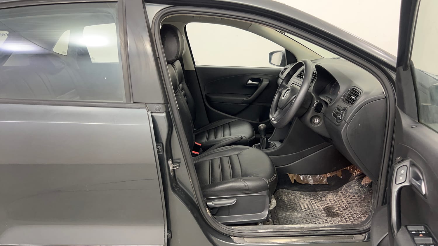 Used 2015 Volkswagen Polo Comfortline 1.2L (P) Petrol Manual interior RIGHT SIDE FRONT DOOR CABIN VIEW